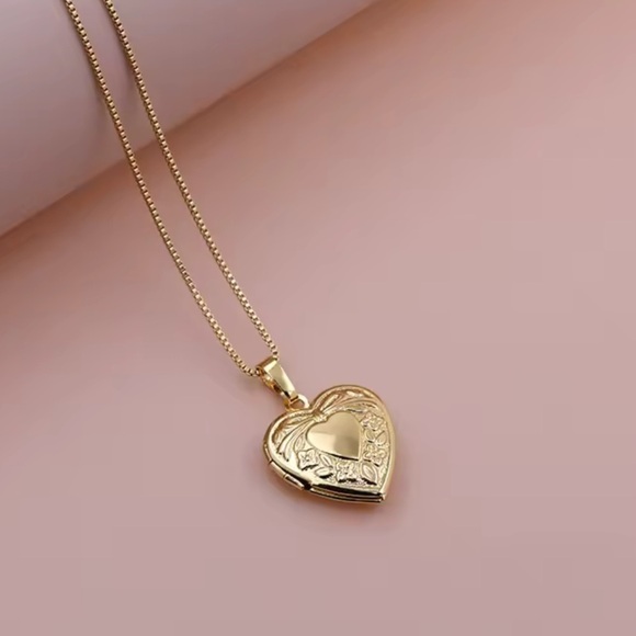 Anthropologie Jewelry - Gold Heart Pendant Necklace